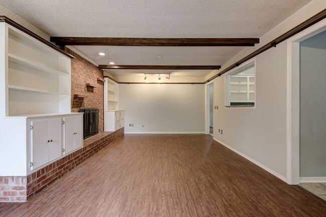 Building Photo - Rollingwood Beauty!