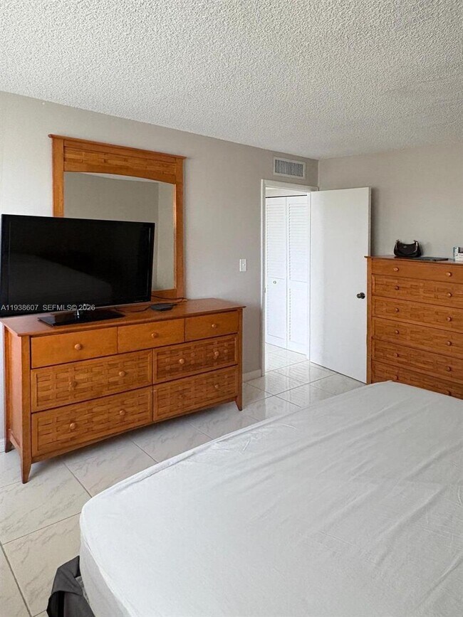 Building Photo - 401 Golden Isles Dr