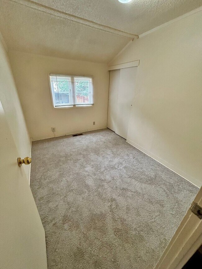 Building Photo - Three Bedroom, One Bathroom House with Fen...