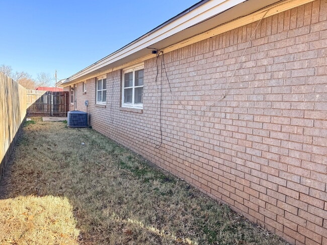 Building Photo - Charming 2/2/1 Freshly Remodeled