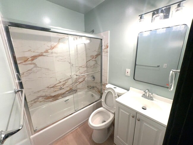 Building Photo - 5 Bed/2 Full Baths W/Washer&Dryer Hook Ups!