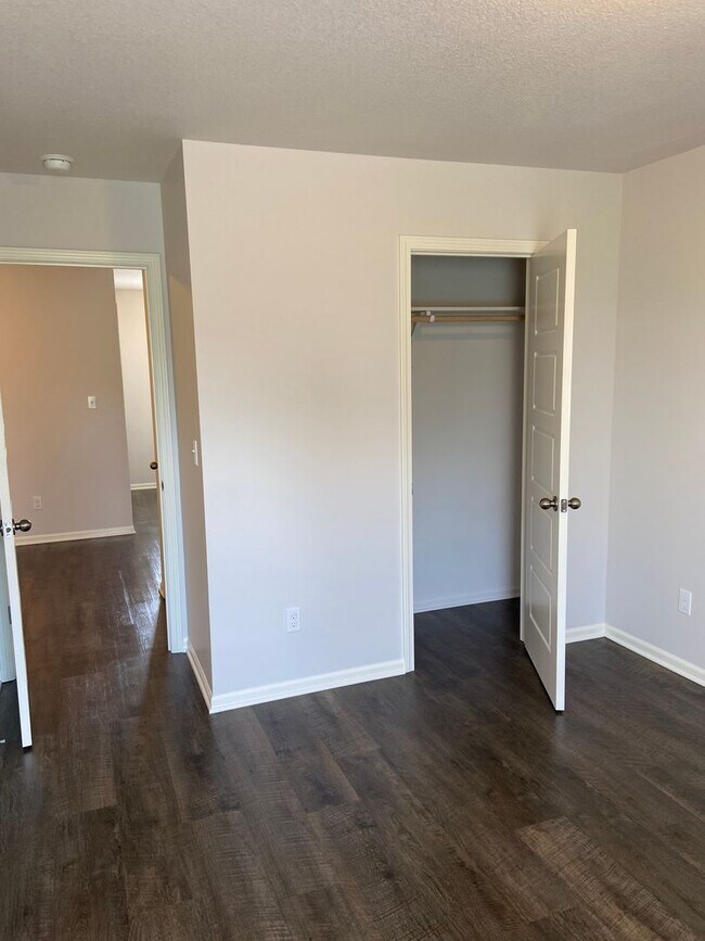 Building Photo - Pre-Leasing Now: Comfortable 3-Bedroom, 2.5-Bath Home in Oak Woods!