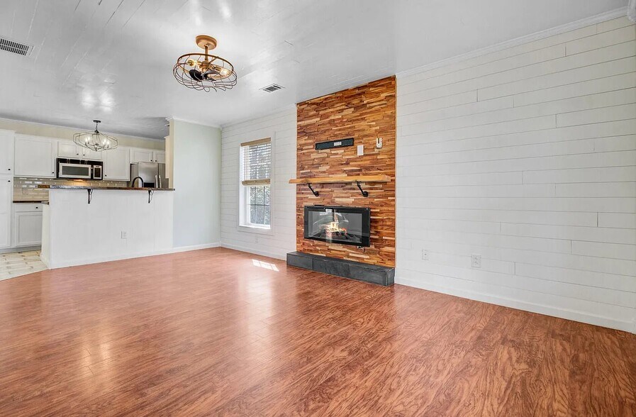 Building Photo - 236 Emerald Isle Dr