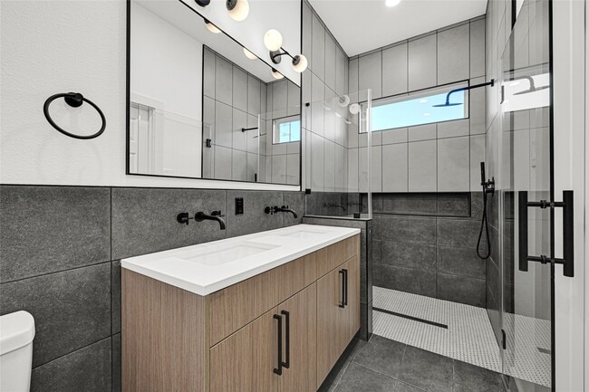 Building Photo - 327 Tite St