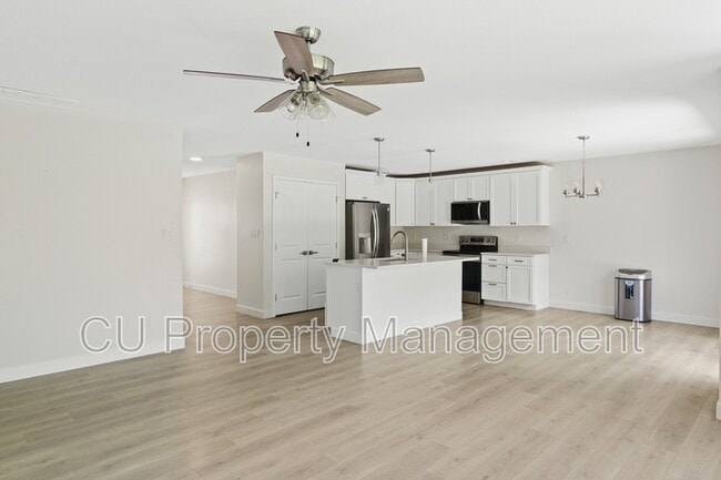 Building Photo - 709 N Abbey Rd