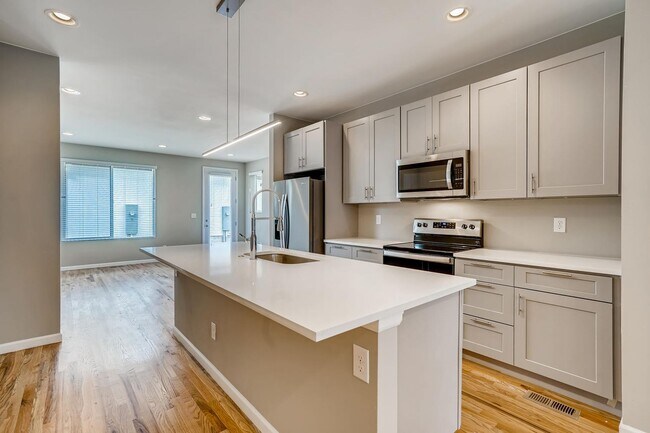 Building Photo - Beautiful Townhome for Rent