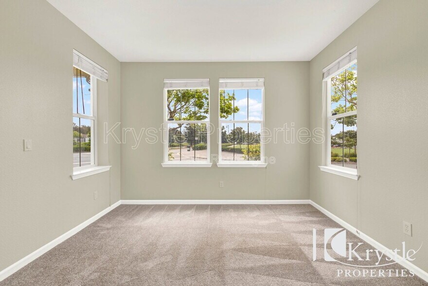 Building Photo - 300 Poplar Ave