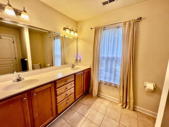 Building Photo - Gorgeous Home in the heart of Bayview Beach