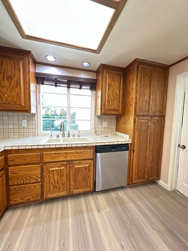 Building Photo - Lakewood 3 Bed Gorgeous House - New Paint ...