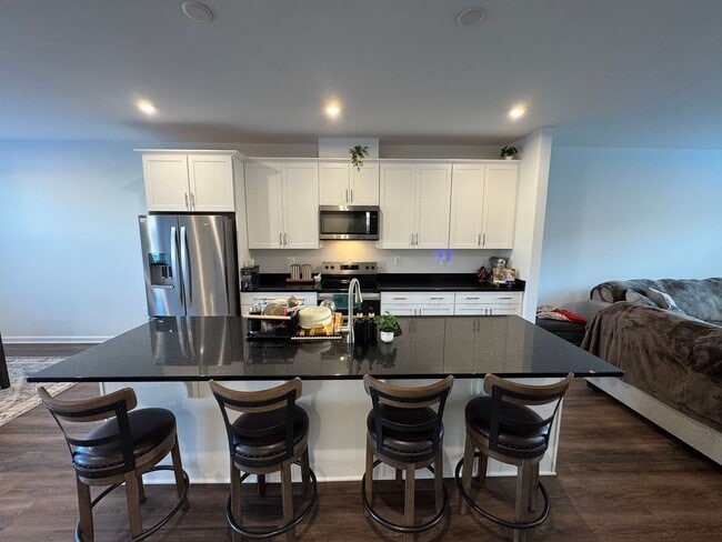 Building Photo - Modern 4 Bed 3.5 Bath Interior Townhome In...