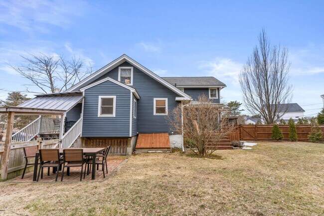 Building Photo - 29 Versailles Ave