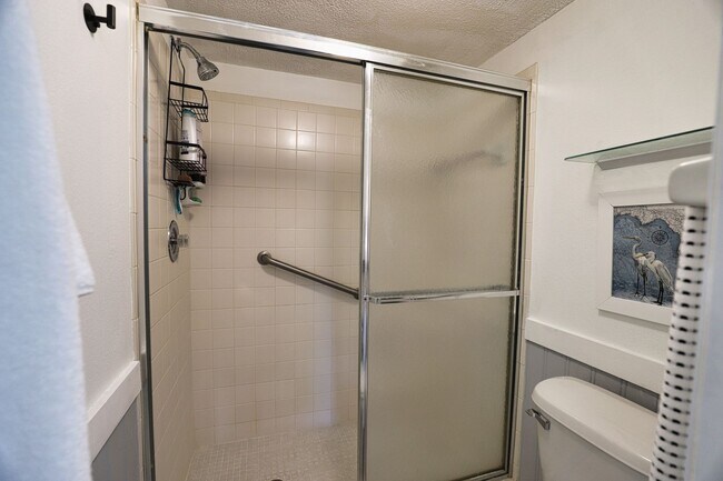 Building Photo - Seasonal Short-term 2-Bedroom 2-Bathroonm Condo located at Mission Lakes!