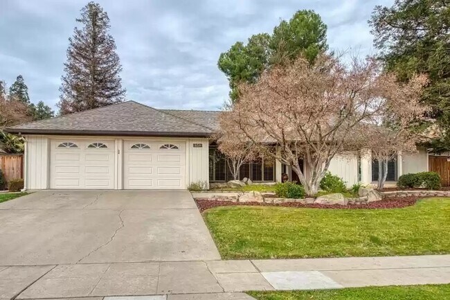 Building Photo - 836 E Serena Ave