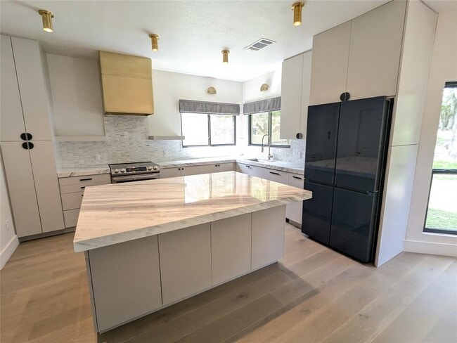 Building Photo - 9257 Scenic Bluff Dr