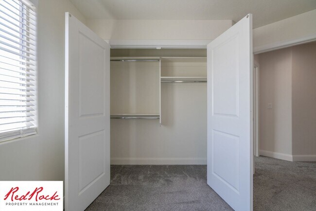 Building Photo - Modern Townhome in Desirable Hurricane Hei...