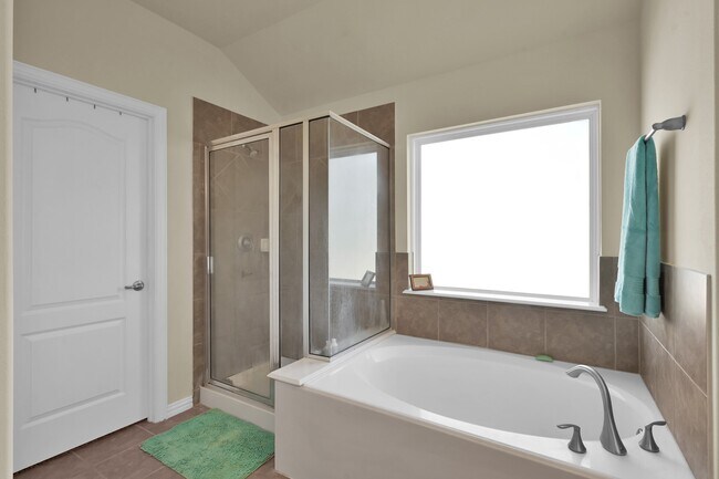 Building Photo - 241 Lake Estates Dr