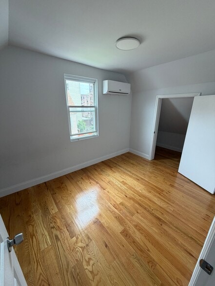 Building Photo - 2760 Bainbridge Ave