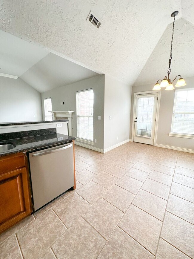 Building Photo - 3 Bed, 2 Bath Home in Fayetteville!