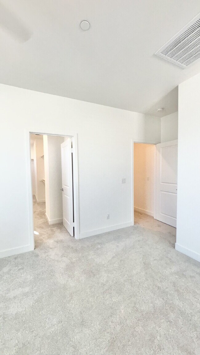 Building Photo - 4 Bedrooms Available University Park