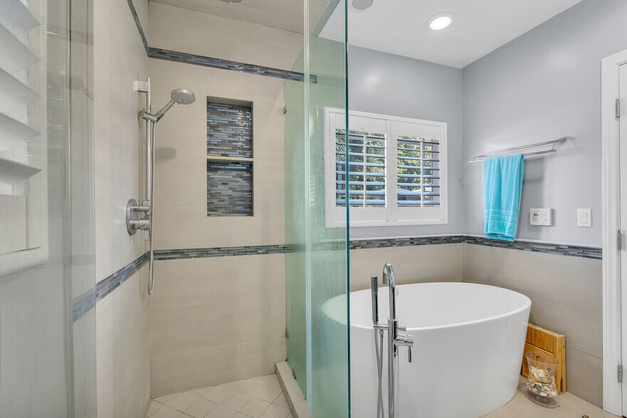 Building Photo - 326 N Doheny Dr
