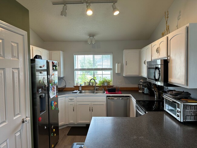 Building Photo - 4BR/3BA Medical Lake House!
