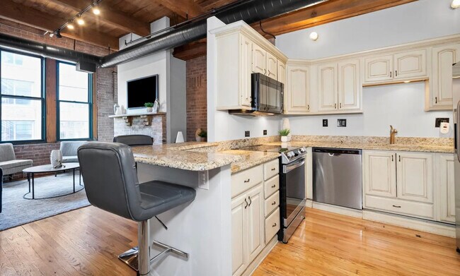 Building Photo - 331 S Peoria St