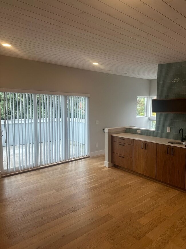 Building Photo - Urban Modern 5 Bedrooms, 3 1/2 Bathrooms, ...