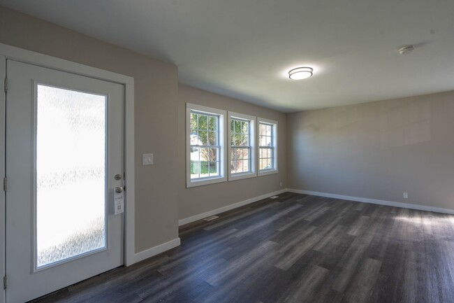 Building Photo - Newly renovated 3 bed and 1 bath house in ...