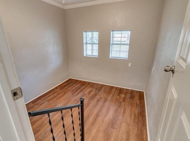 Building Photo - 213 W Jacobs Dr