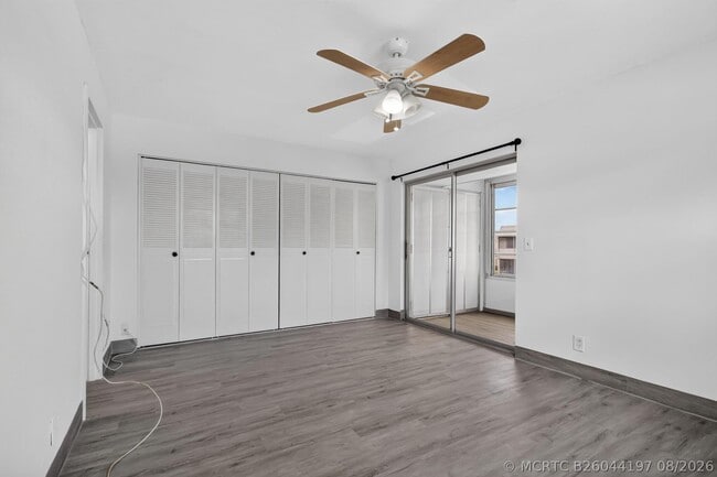 Building Photo - 654 Saxony N