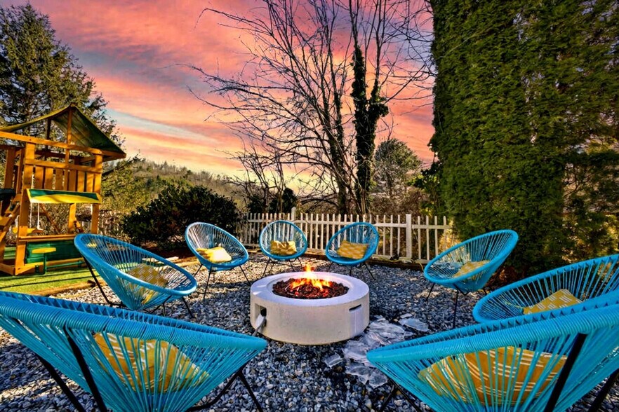 Building Photo - 12 Apple Tree Way