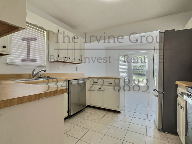 Building Photo - 3 bed 2 bath with 2 car garage