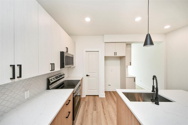 Building Photo - 932 South Ln