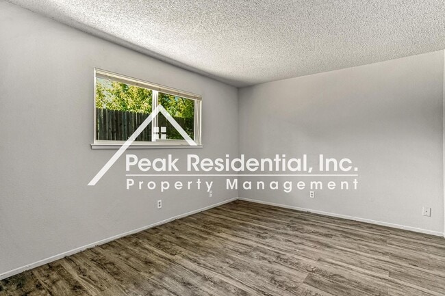 Building Photo - Wonderful Orangevale 2bd/1ba Duplex with 1...