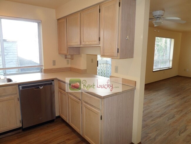 Building Photo - Cute Duplex with Attached Garage in Brown'...