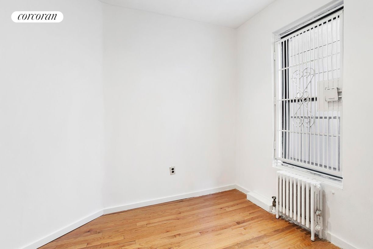 Building Photo - 242 E 10th St