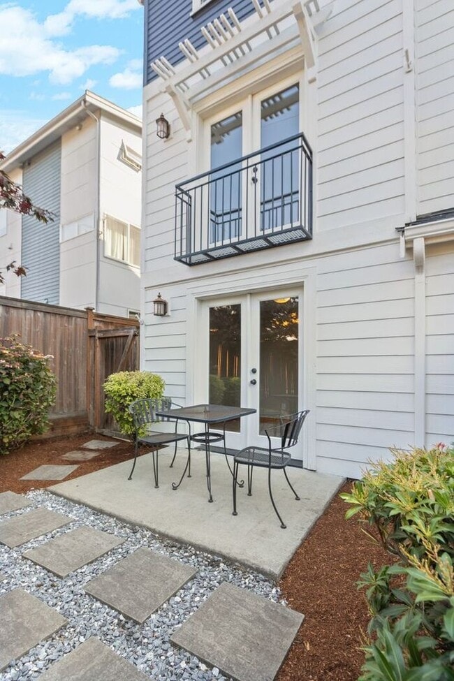 Primary Photo - BEAUTIFUL Urban Townhome in Coveted West S...