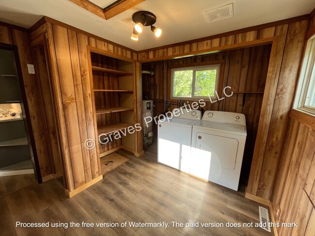 Laundry/mud room - 602 Platt St