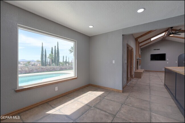 Building Photo - 6412 Via Aventura Dr