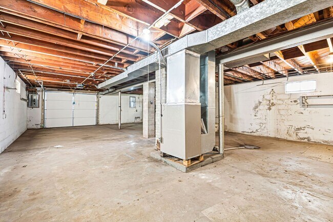 Building Photo - Updated 3-Bedroom Home with Attached Garage & Full Basement