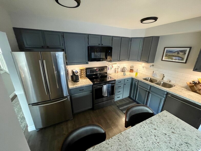 New stainless steel appliances - 1131 115th St SW