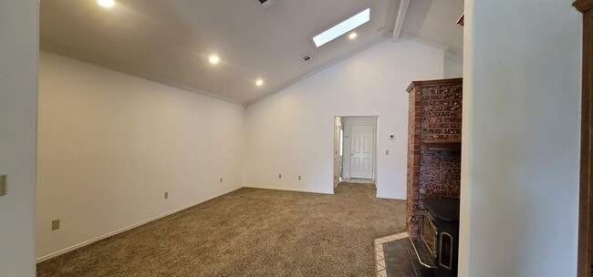 Building Photo - Large 2 bed 2 bath Duplex