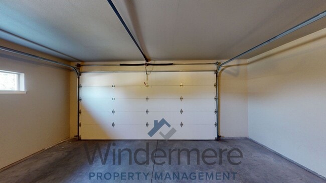 Building Photo - 808 NE Bunky Ln