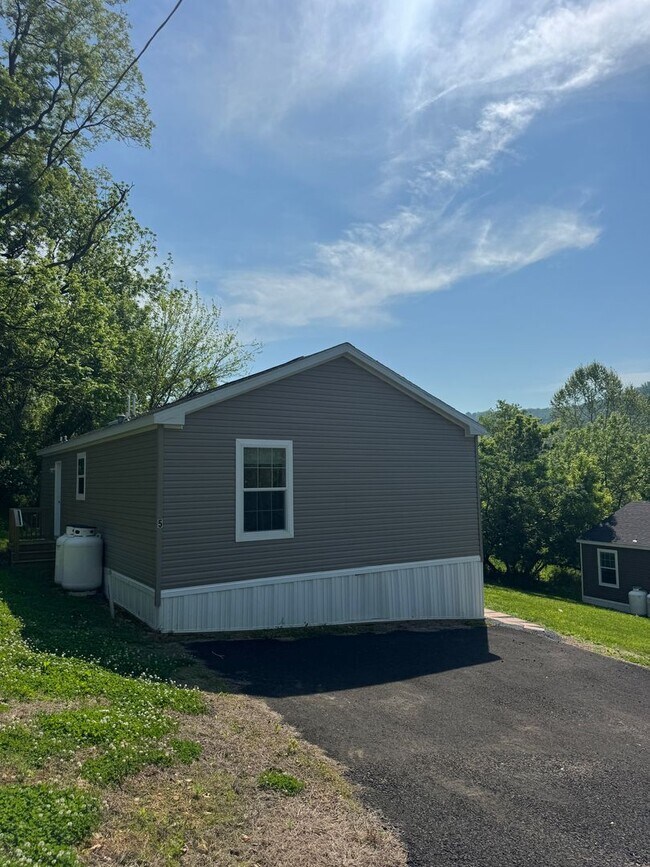 Building Photo - 465 Royal Manor Rd