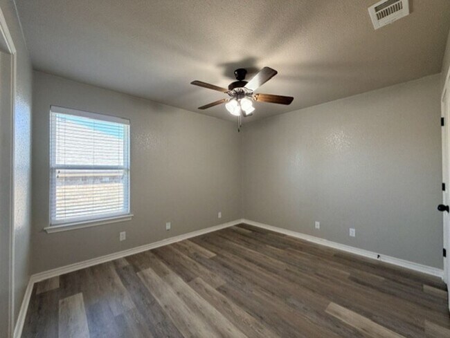 Building Photo - 821 Kendra Dr