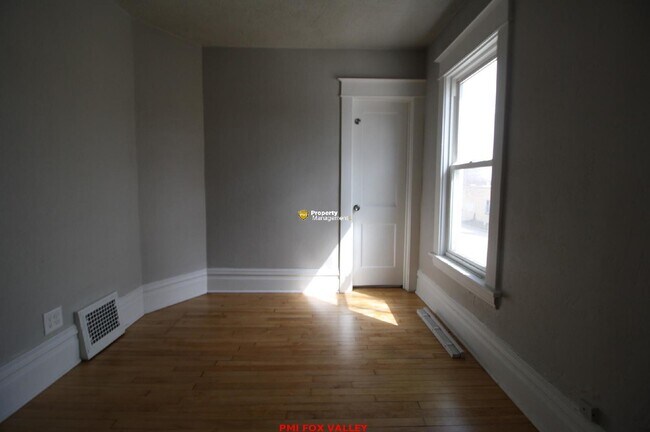 Building Photo - Large refurbished 3 Bedroom Upper