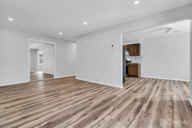 Building Photo - 812 Green Hollow Dr