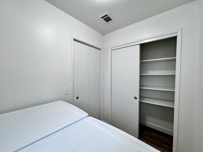 Building Photo - $2,495 Fresno St. & Bullard, 4 Bedroom House - E. Escalon Ave, Fresno