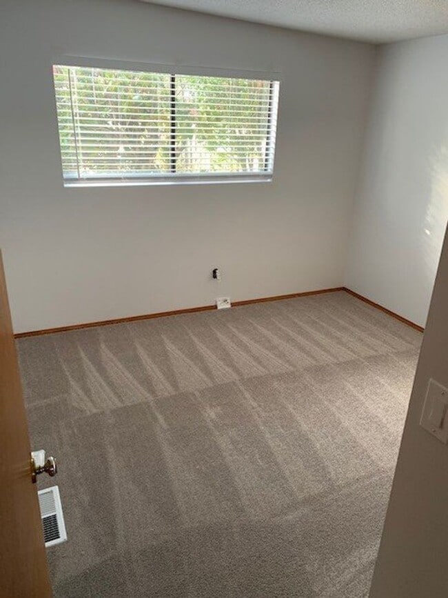 Building Photo - Newly Updated Bellevue/Interlake Rambler Home!