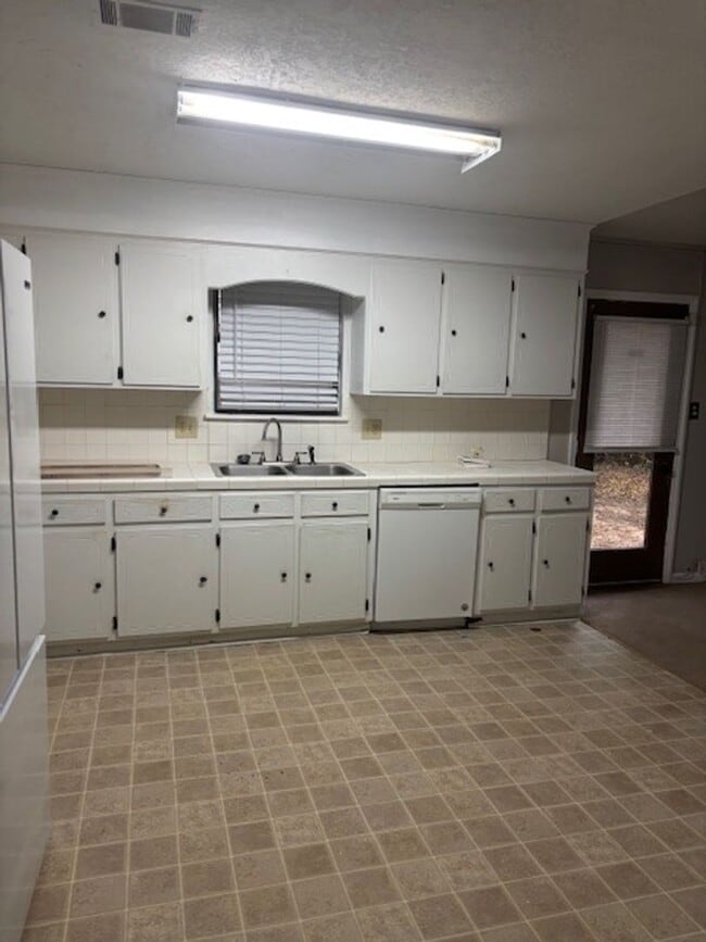 Building Photo - Available Now! Managed by Blanchard and Calhoun